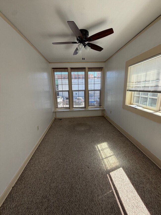 Building Photo - Super Cool Downtown Apartment!2 Bedroom, 1 Bathroom Apartment with Secure Entrance