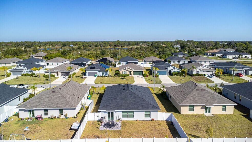 Building Photo - Move-In Ready 4-Bedroom Home with Modern Furnishings in Rotonda West