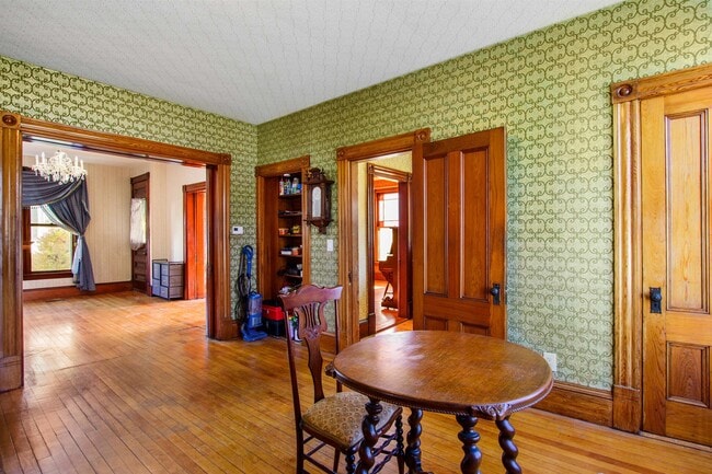 Building Photo - 19 Pine St