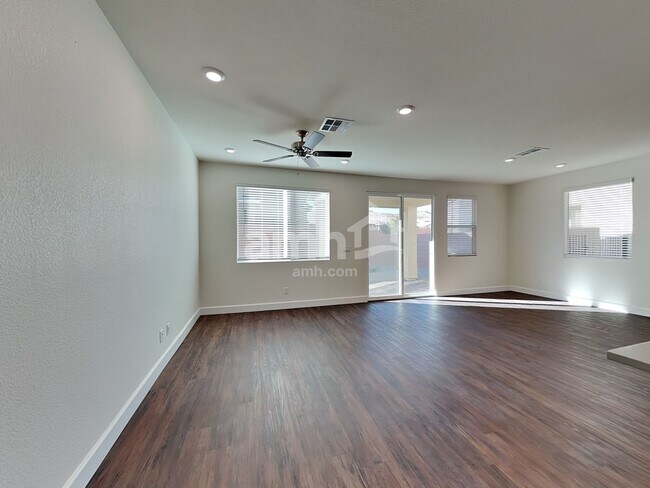 Building Photo - 831 Longwood Gdns St