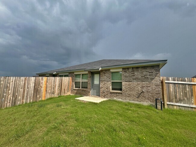 Building Photo - Beautiful 3 Bedroom 2 Bath Duplex availabl...