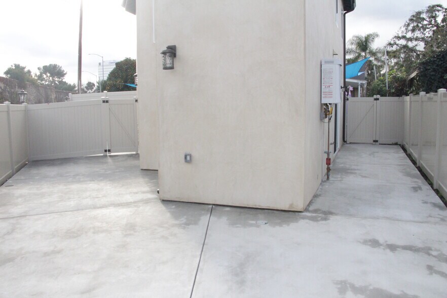 Building Photo - 15433 Huston St