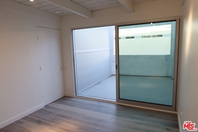 Building Photo - 21 1/2 Wavecrest Ave