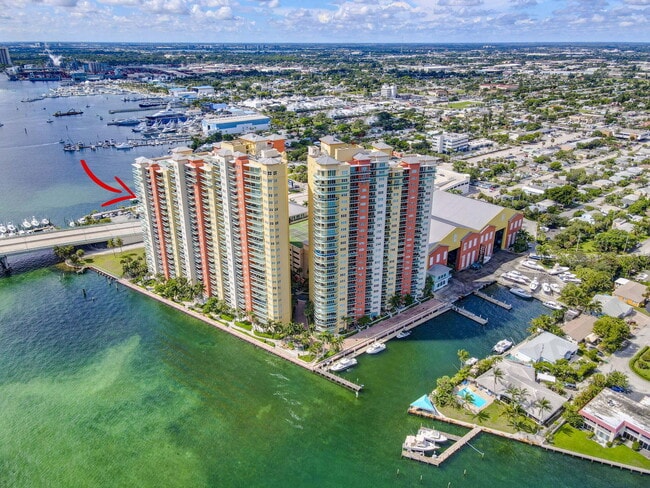 Building Photo - 2640 Lake Shore Dr