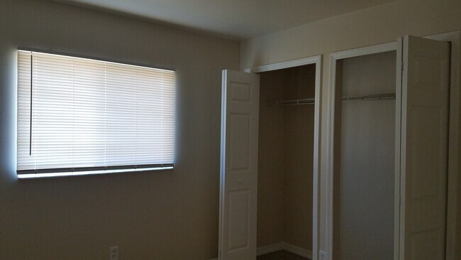 Building Photo - Duplex 3/2 w/ Garage