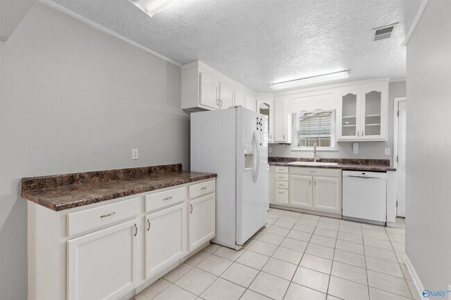 Building Photo - 2406 Yorkshire Dr SW