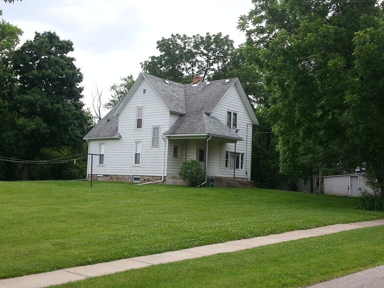 Primary Photo - 421 E Lake St