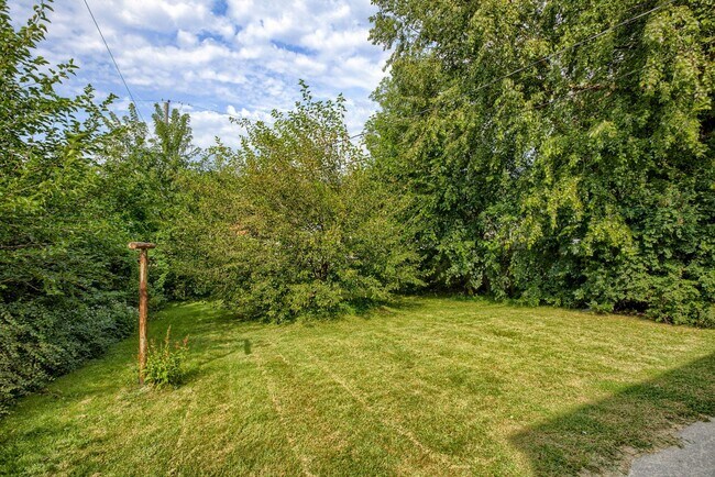 Building Photo - Charming 2 Bedroom With Spacious Living In...