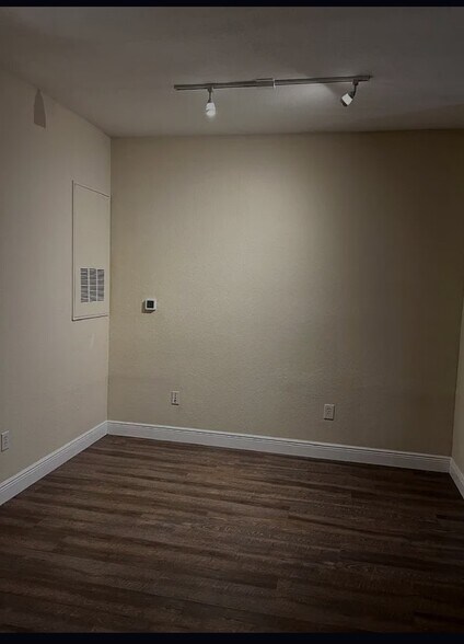 Building Photo - 8997 Lee Vista Blvd