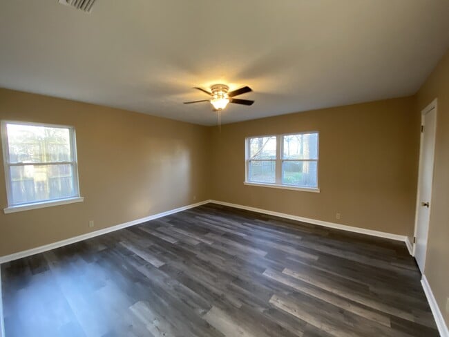 Building Photo - 2 Knightsbridge Pl