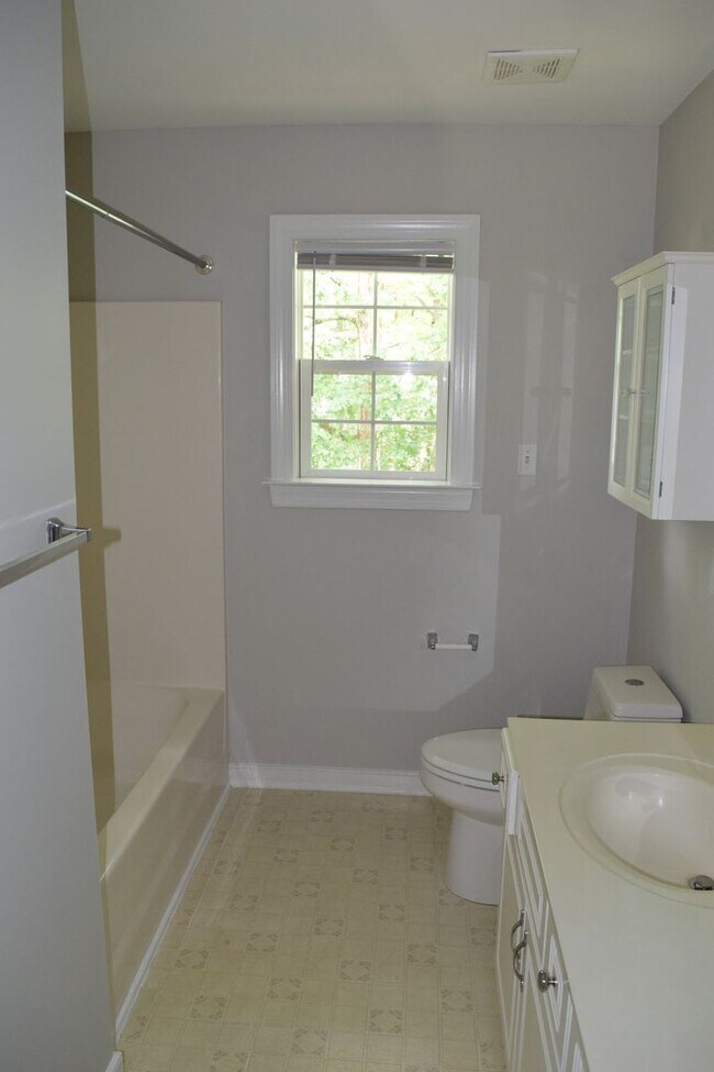 Building Photo - Great house in Top school district Innsbro...