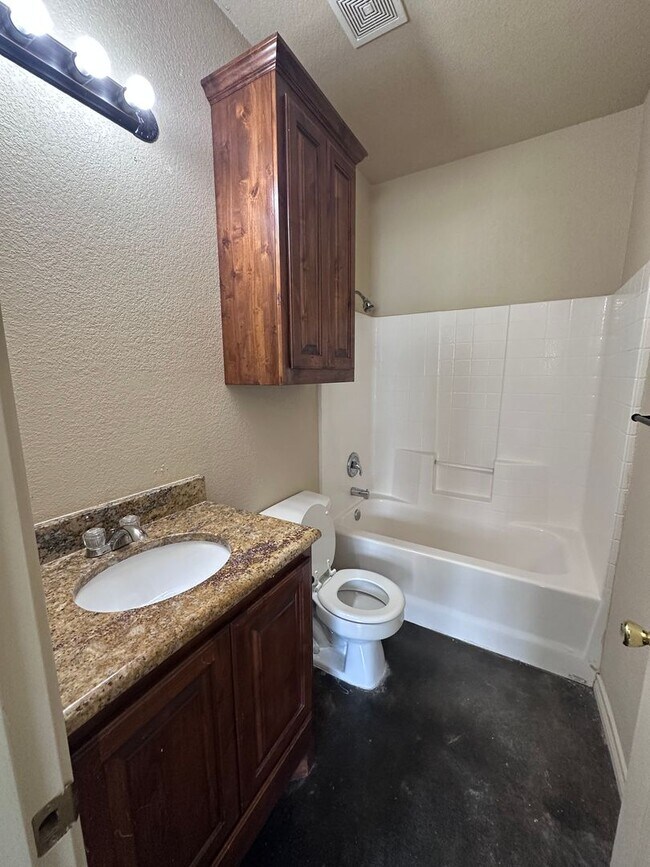 Building Photo - Spacious 4/4 House Near Baylor Campus with Yard - SPRING SEMESTER AVAILABILITY!