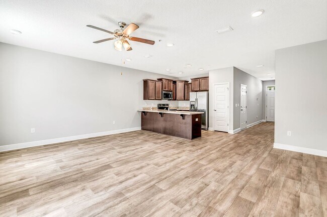 Building Photo - Newer 3 Bed/2.5 Bath Townhome with Modern ...