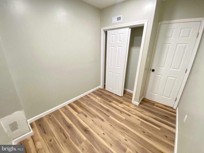 Building Photo - 1426 W Rockland St