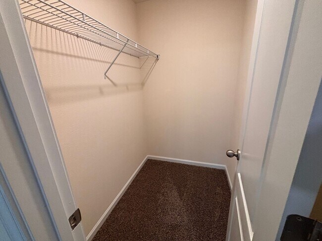 Building Photo - Beautiful 2 Bed, 2.5 Bath Townhome with Water View
