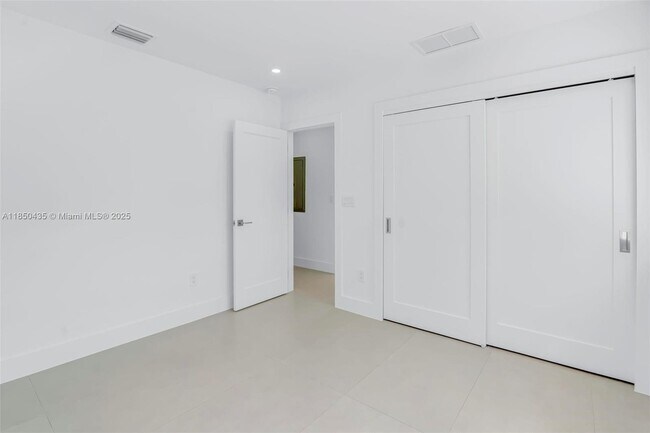 Building Photo - 524 NE 65th St