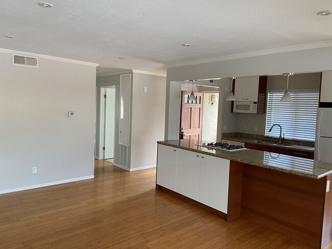 Building Photo - 2 Bed, 1 Bath Townhouse with Detached 2 car garage ready to move in soon!!