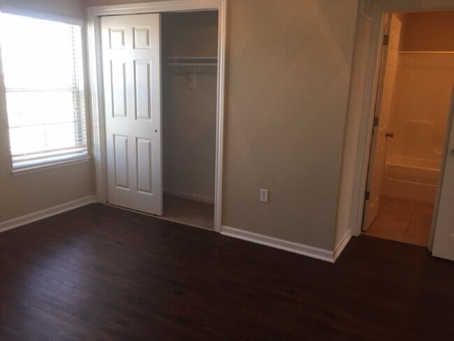 Building Photo - Wonderful 3 bed 3.5 bath near Clinton Lake!