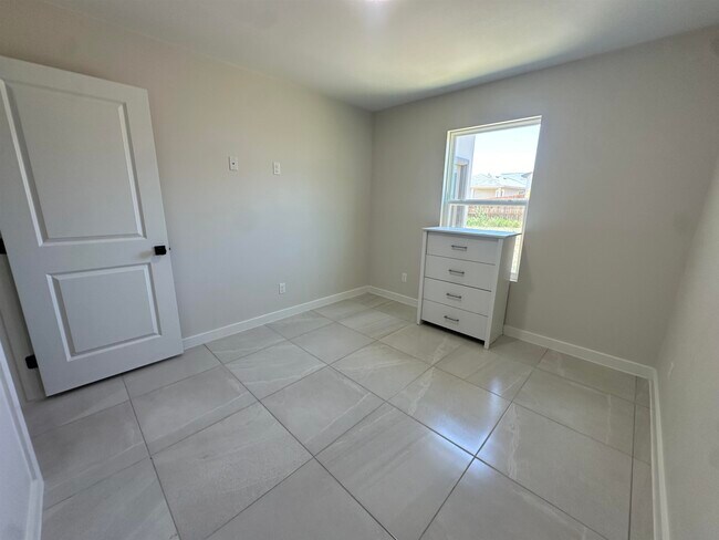 Building Photo - 4018 Ave Fenix Dr