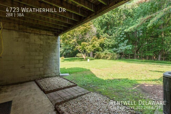 Building Photo - GORGEOUS TOWNHOME