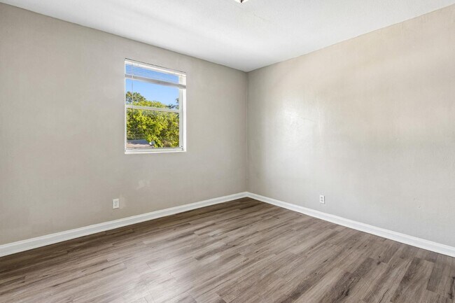 Building Photo - 1104 W 29th St