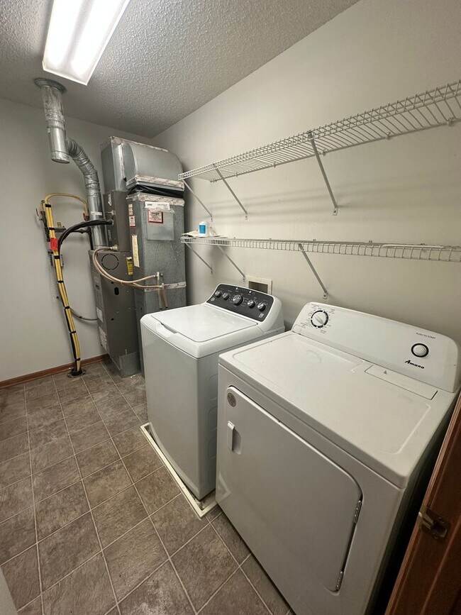 Building Photo - Updated Colonial 3 Bedroom Townhome with NEW CARPET AND PAINT!