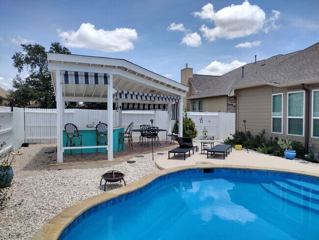 Building Photo - Beautiful 4 bedroom with a pool!!!