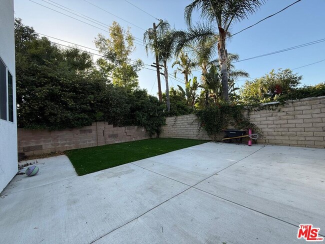 Building Photo - 10605 Owensmouth Ave