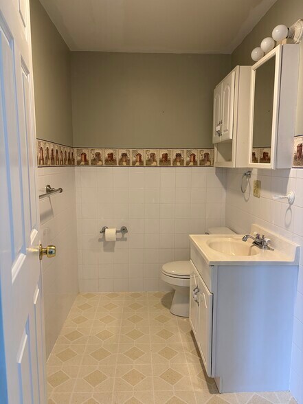 Building Photo - 81 N Main St