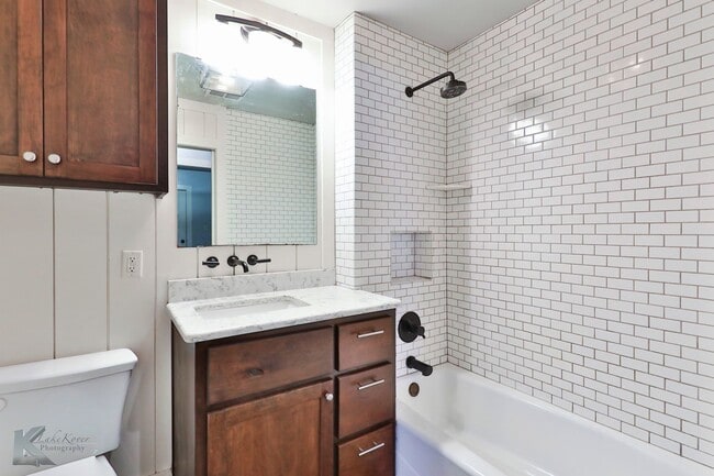 Building Photo - 3/2/2 duplex!  NEWLY UPDATED!