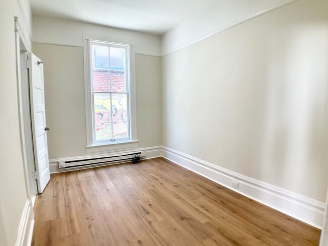 Building Photo - FULL FLOOR FLAT! Bay Windows, IN-UNIT LAUN...