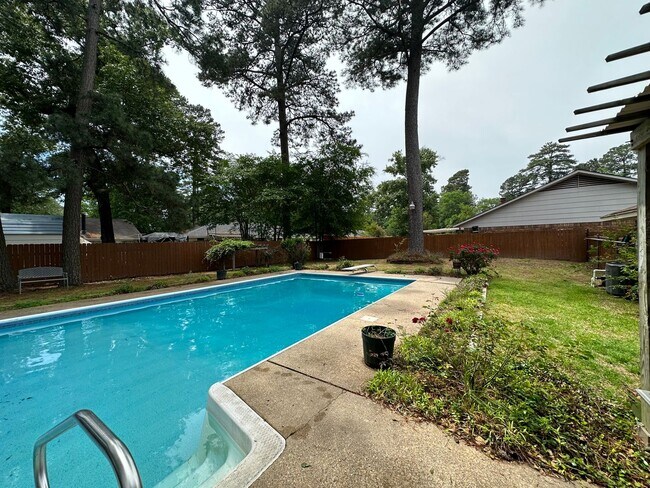 Building Photo - Southern Homes, 3 Bed, 2 Bath WITH Pool!