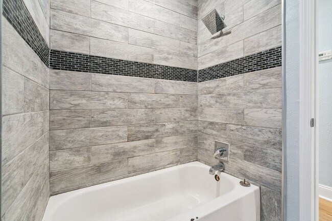 Building Photo - For Rent: Spacious 3-Bedroom, 2-Bath Home