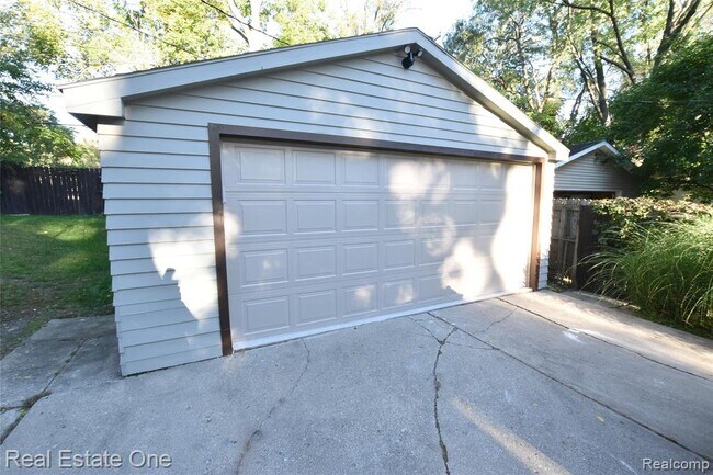 Building Photo - 3234 Whitfield Dr