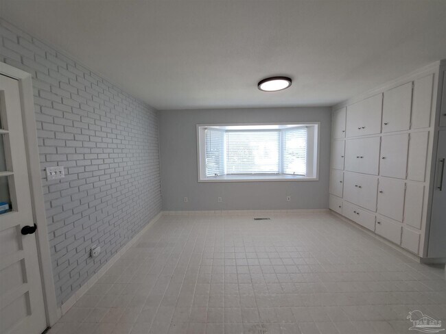 Building Photo - 243 Euclid Rd