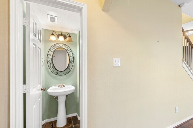 Building Photo - 10003 Lynette Falls Dr