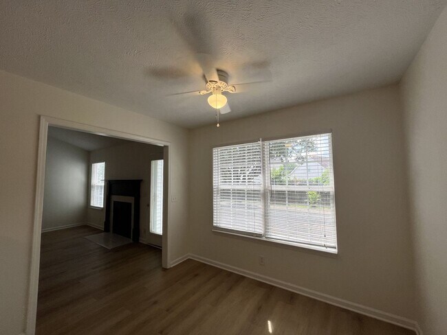 Building Photo - FRESHLY UPDATED RENTAL W/ FIREPLACE & FENC...