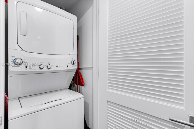 Building Photo - 121 NE 34th St