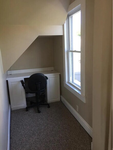 Building Photo - 529 Forest St