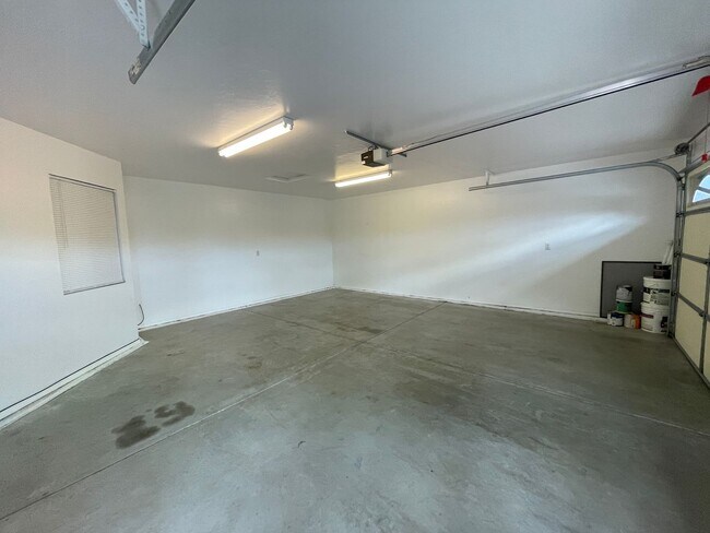 Building Photo - 4940 Summit Cir