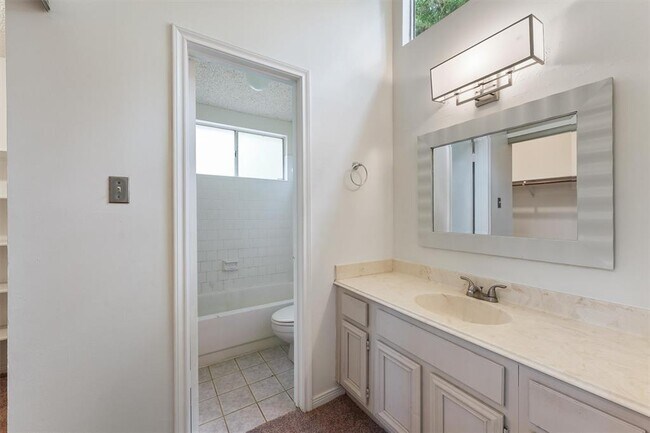 Building Photo - 32 N Pathfinders Cir