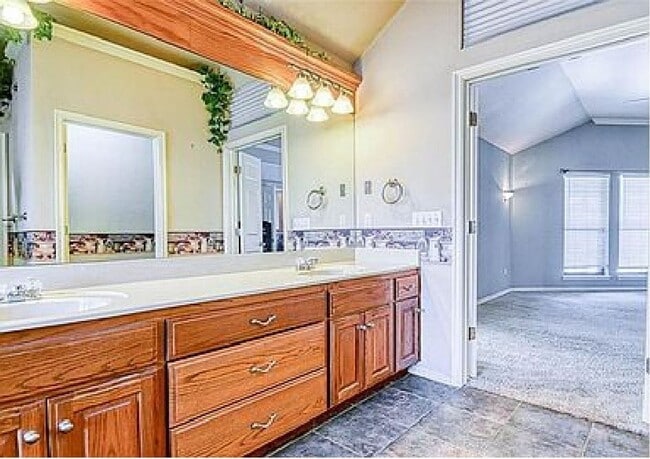Building Photo - Gated Community! No Lawn Care!! Beautiful ...