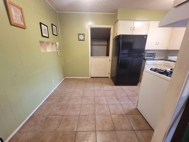 Building Photo - 1028 Ellingson Ln