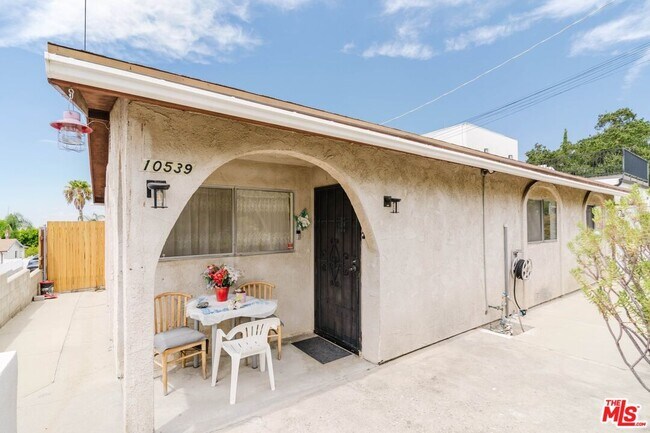 Building Photo - 10539 Samoa Ave