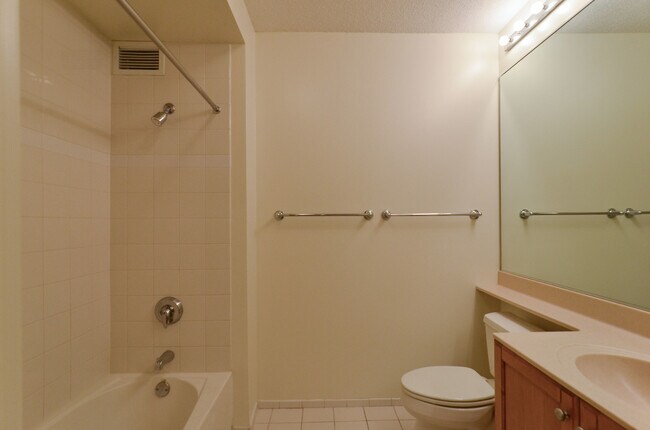 Building Photo - 400 N La Salle Dr