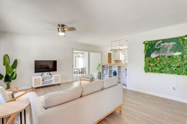 Building Photo - Charming 3/2 Available Now! Furnished or U...