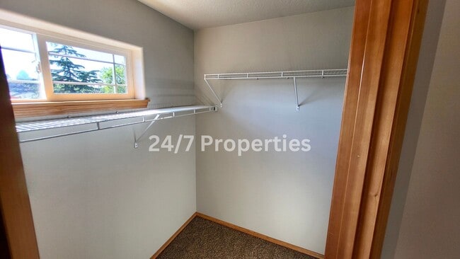 Building Photo - Charming 4B/3BA Craftsman in Gresham!