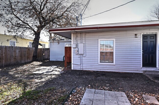 Building Photo - Stylish and Spacious 4-Bedroom Home PLUS C...