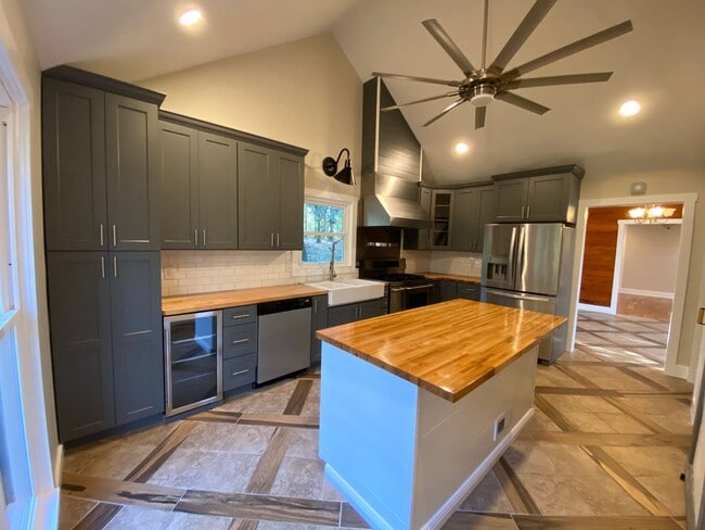 Building Photo - Unique Home in Perry