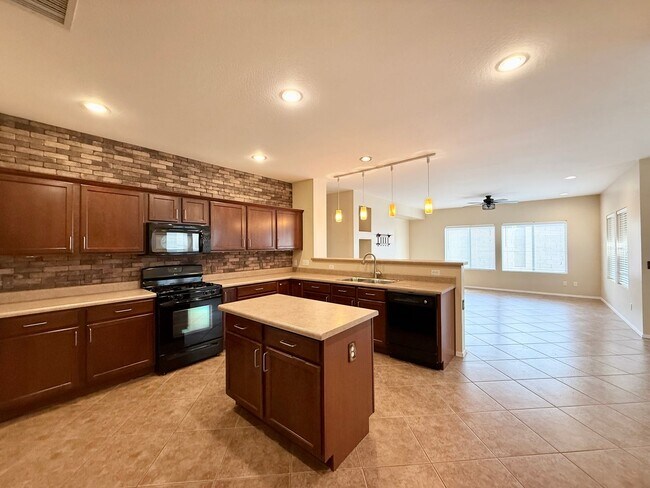 Building Photo - Amazing townhome in Quailwood